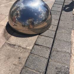 Acht halbkugelförmige Spiegel hat der Künstler Pierre Bismuth auf dem Boden in Nancy installiert