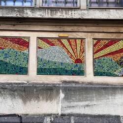 Ikarus (oben links) vor dem Abflug von Jean Dallaire aka Jeannot aka „Jeannot fait de la mosaïque.“