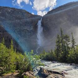 Takakkaw Falls, morgens noch im Schatten