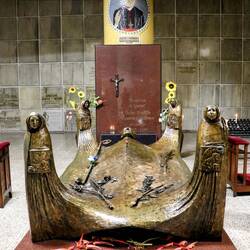 The grave of archbishop Óscar Romero.'