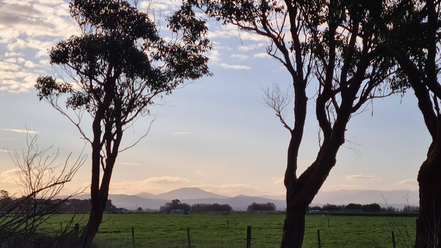 Abfahrt von Maffra, mit den Bergen von NSW im Hintergrund