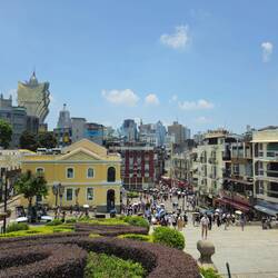 Depuis le parvis surélevé, notre œil est attiré par un gratte-ciel doré