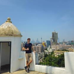 Qui surplombent la ville de Macao, rétrocédée a la Chine en 1999 par le Portugal