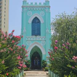 Cimetière du centre ville avec sa chapelle turquoise