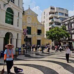 En empreuntant le largo da senado avec ses jolies arcades, on peut rejoindre le centre ville