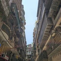 Nous avons été frappés par les balcons / prisons