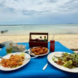Petits repas à petits prix, même en bord de mer les pieds dans le sable !😋