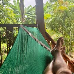 Repos bien mérité dans le hamac de notre bungalow 🥰