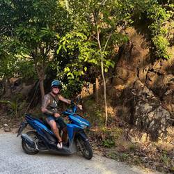 Avec notre scooter, on peut profiter de notre liberté sur l'île 😎