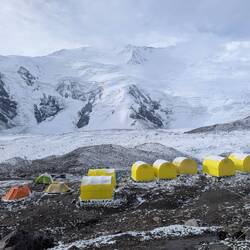 Verschneites Camp