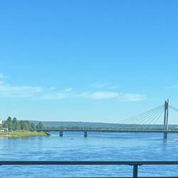 Über moderne Brücken in die Stadt