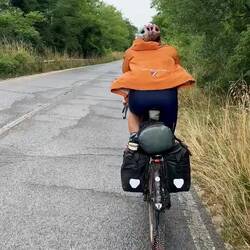 Regen zieht auf, aber es bleibt heiß und schwül.