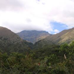Die schneebedeckte Spitze des 4.944 m hohen Cotacachi-Vulkans verschwindet hinter dichten Wolken.