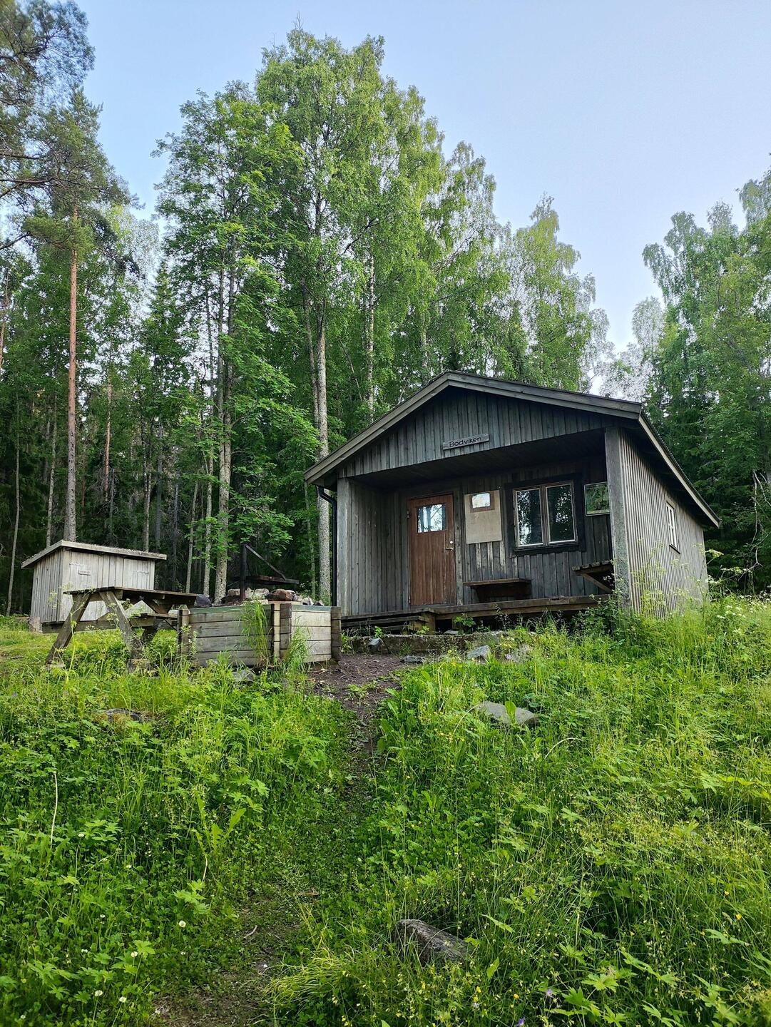 Auch hier gibt es im Wald Hütten mit Betten