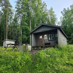 Auch hier gibt es im Wald Hütten mit Betten