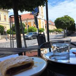 mit Kirschenstrudel und Kaffee