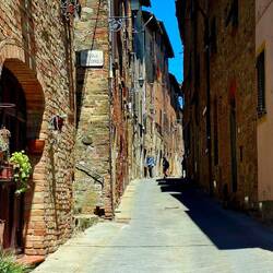We zijn er. Boven op een heuvel in de smalle straatjes van Gambassi Terme