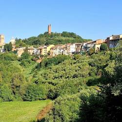 Blik achterom op het dramatisch gelegen San Miniato.