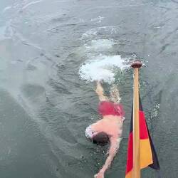 Test wie schnell man schwimmen kann. 2,2 kn sind kein Problem.