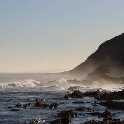 ...keine 5 Meter von der hohen Brandung entfernt...