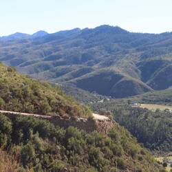 Die Straße ist schmal und fällt steil ins Tal ab