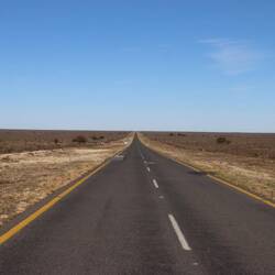 Es geht zunächst kilometerlang geradeaus...