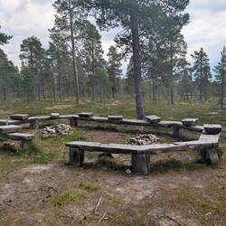 Stuhlkreis ums Lagerfeuer