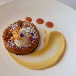 Peach pudding cake with ice cream