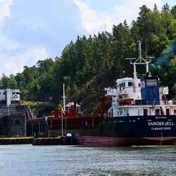 Und solche Schiffe passen da rein.