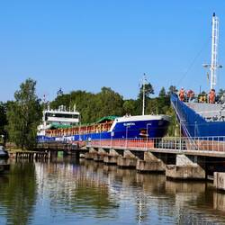 Begegnung der besonderen Art beim Schleusenwechsel.