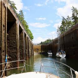Links lässt sich schlecht festmachen. Keine Poller, keine Leitern....