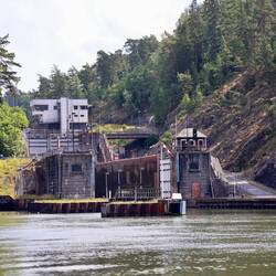 Taleinfahrt der 3er-Trollhättenschleusen. Unten die Erste, die weißen Tore der zweite Kammer.