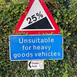 The path sometimes hits the flat road!!!