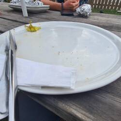 Riesenpizza aufgegessen - zumindest für.mich gibt's morgen bei Regen nen halben m² Sonnenschein