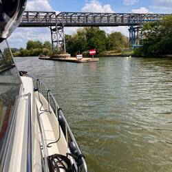 Durchfahrt durch Industrieanlagen bei La Planche