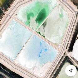 Google Maps: Kieswälle umranden die Salzbecken