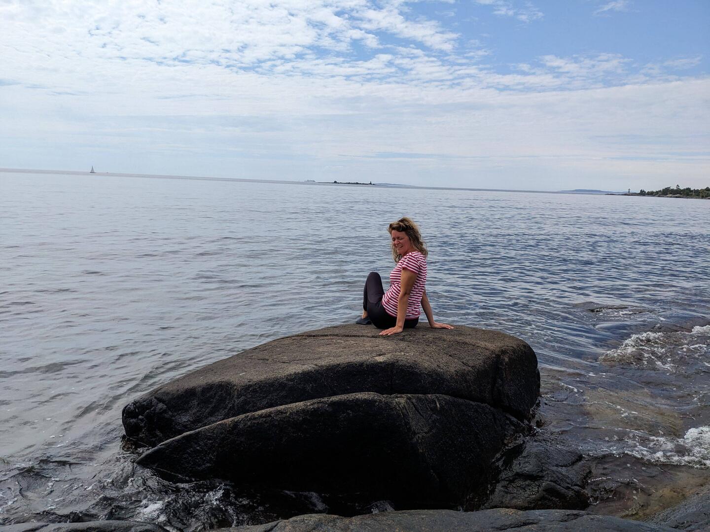 Arielle in ihrem Element 🧜🏼‍♀️ Wir sind wieder am Meer und zu ein paar Felsen rausgepaddelt 🚣🏼‍