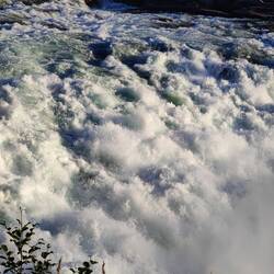 Der herrliche Lachsfluss mit Wasserfall