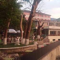 Blick zurück auf das nette Lokal und Beginn der Zimmersuche