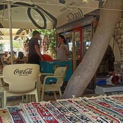 .... mit Einkaufsmöglichkeit...