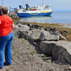 Warten auf die Fähre nach Stykkishólmur