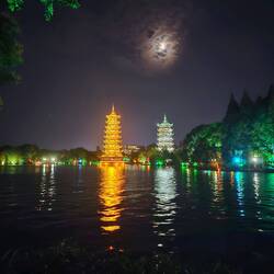 Et voilà le lac éclairé de nuit avec les 2 pagodes. La lune est belle