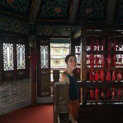 A l'intérieur de la pagode historique en bois