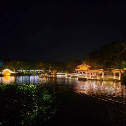 La promenade illuminée permet de rejoindre 4 lacs et 2 rivières 🤩
