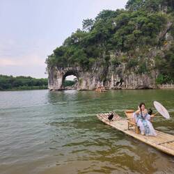 Nos promenades nous amènent à la colline de l'éléphant, où se pressent touristes en tenue folkloriqu