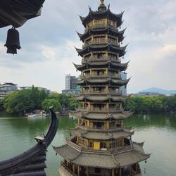 Et la pagode moderne qui lui fait face