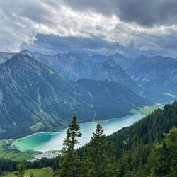 Blick von der Hütte auf den See