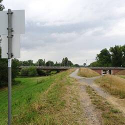 Blick auf die Auffahrten zu den Nibelungenbrücken (B47)