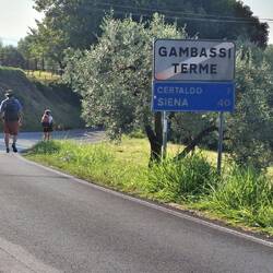 Twee Amerikanen stappen zonder bagage. Ze vechten zichtbaar tegen spierpijn.