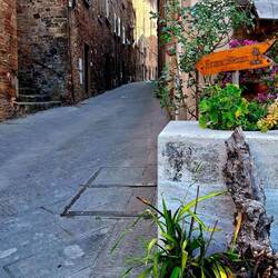 In dit straatje sliep ik vandaag bij Samuel. Een zalige mini-ostello.